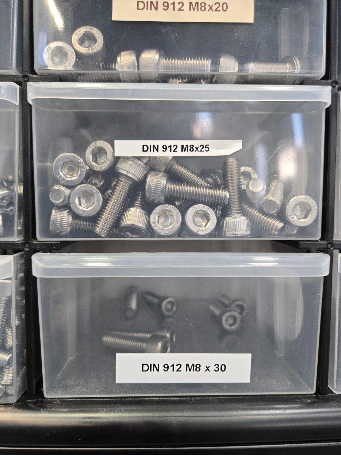 Benchmark sample: Screws In A Labeled Bin